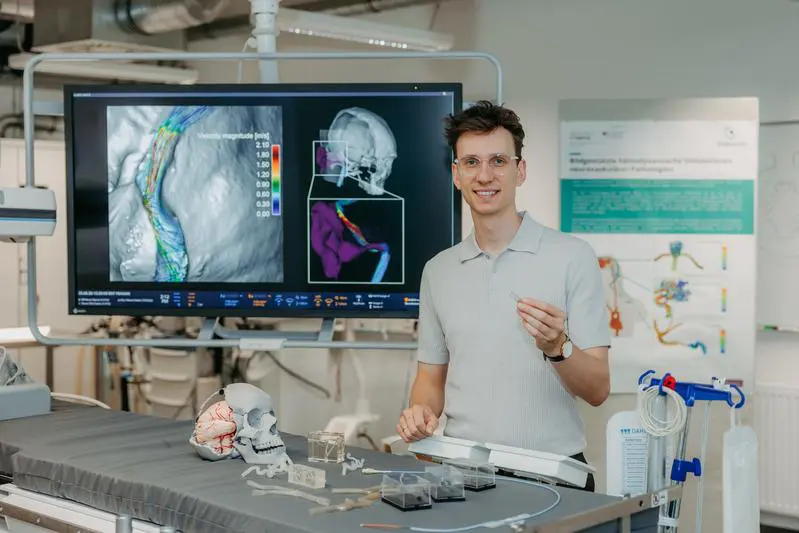 Janneck Stahl mit einem Stent in der Hand. | Quelle: Jana Dünnhaupt | Copyright: Uni Magdeburg