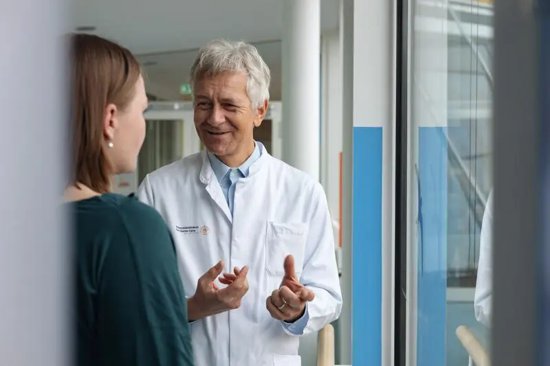 ASAP eröffnet neue Perspektiven für internationale Therapiestandards. Prof. Dr. Johannes Schetelig (r.), Direktor für klinische Forschung bei der DKMS und Leiter der Abteilung für Stammzelltransplantation Universitätsklinikum Carl Gustav Carus Dresden. | Quelle: Tobias Ebert | Copyright: © DKMS