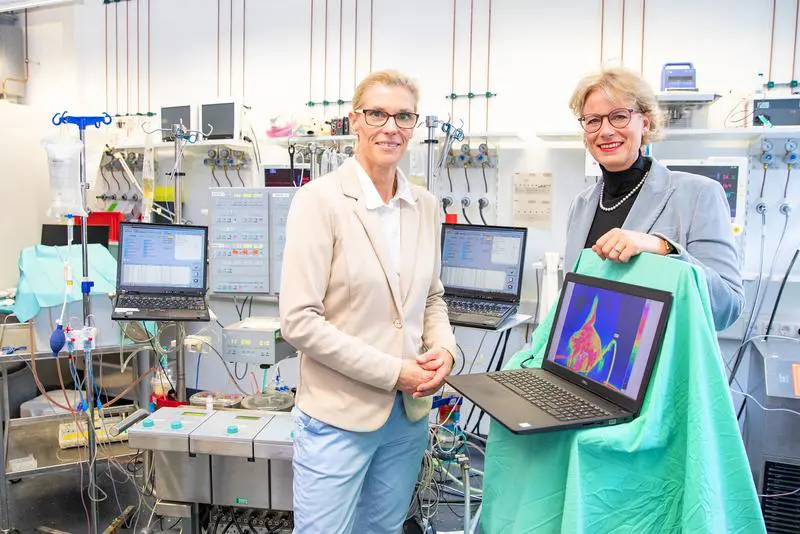 Professorin Dr. Bettina Wiegmann (links) und Professorin Dr. Kirsten Haastert-Talini überprüfen am Bildschirm die Wärmedaten ihres Extremitäten‑Care‑Systems. | Copyright: Karin Kaiser/MHH.