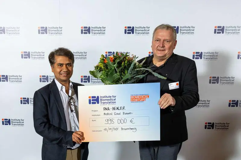 Professor Amar Deep Sharma und Professor Dr. Michael Ott freuen sich über rund eine Million Euro Förderung für ihr Projekt. | Copyright: Marek Kruszewski.