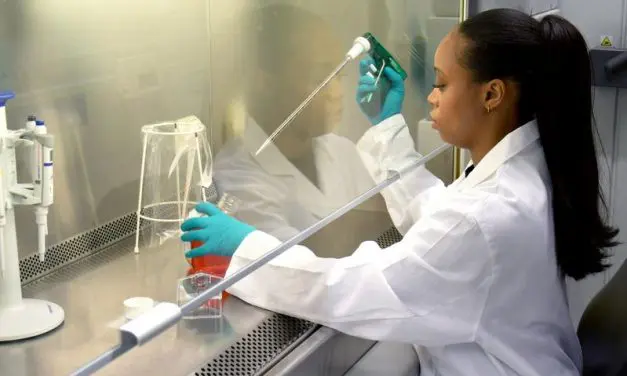 Forschungsteam entwickelt nachhaltigen Biokunststoff für Medizinprodukte