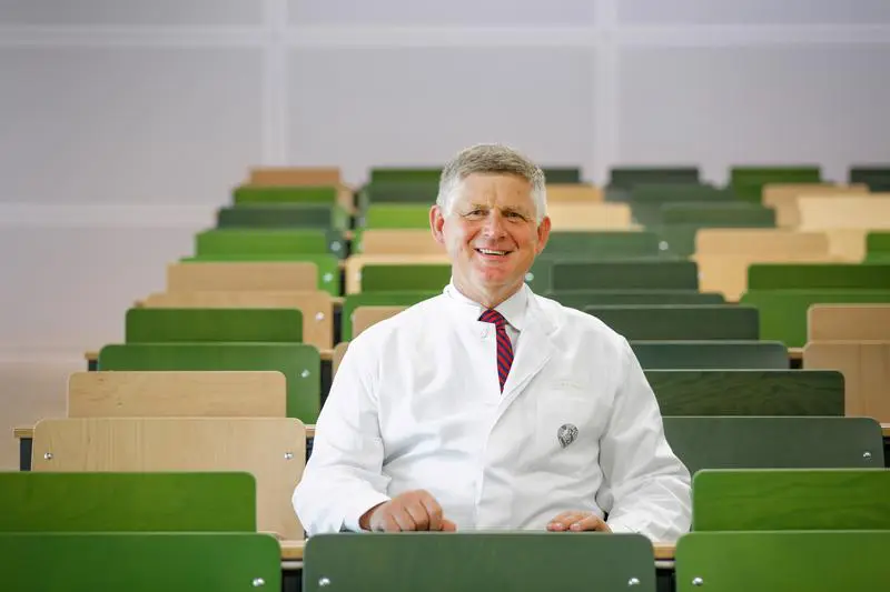 Für seine Forschung für eine bessere Therapie von Leukämie würde der Jenaer Hämatologe und Onkologe Prof. Dr. Andreas Hochhaus mit dem Thüringer Forschungspreis 2025 in der Kategorie angewandte Forschung ausgezeichnet. | Quelle: Anna Schroll | Copyright: Universitätsklinikum Jena