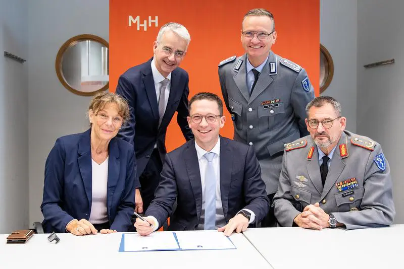 Professorin Denise Hilfiker-Kleiner, Professor Frank Lammert, Wissenschaftsminister Falko Mohrs, Oberstarzt Dr. Christian Zechel und Generalstabsarzt Dr. Johannes Backus. | Quelle: Karin Kaiser | Copyright: Karin Kaiser/MHH