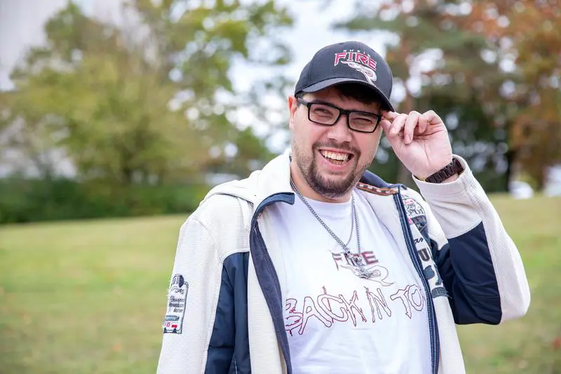 Kann wieder Sport machen: Marvin M. mit Trikot und Basecap seiner Lieblingsmannschaft. | Copyright: Karin Kaiser/MHH.