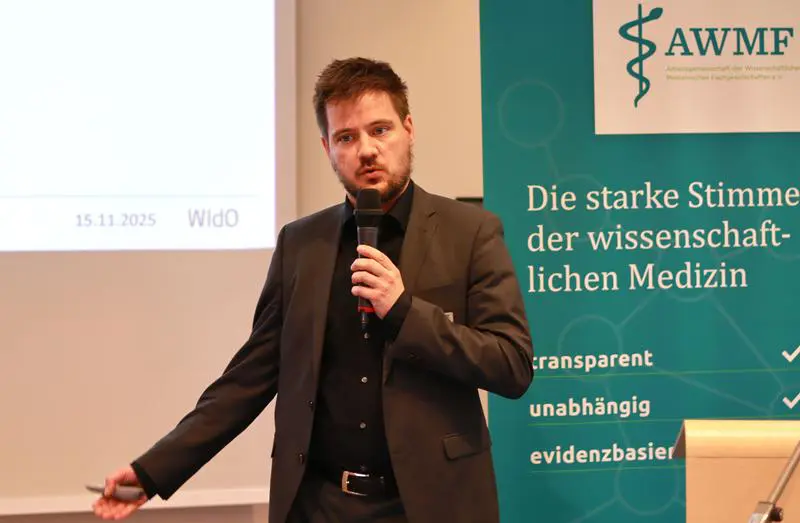 Dr. Robert Messerle bei seinem Votrag zu Krankenhausreform und Ambulantisierung bei der Delegiertenkonferenz der AWMF | Quelle: Katharina Lenz/AWMF