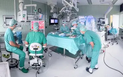 Weltweit erste Shunt-Operation mit mikrochirurgischem Robotersystem am UKSH