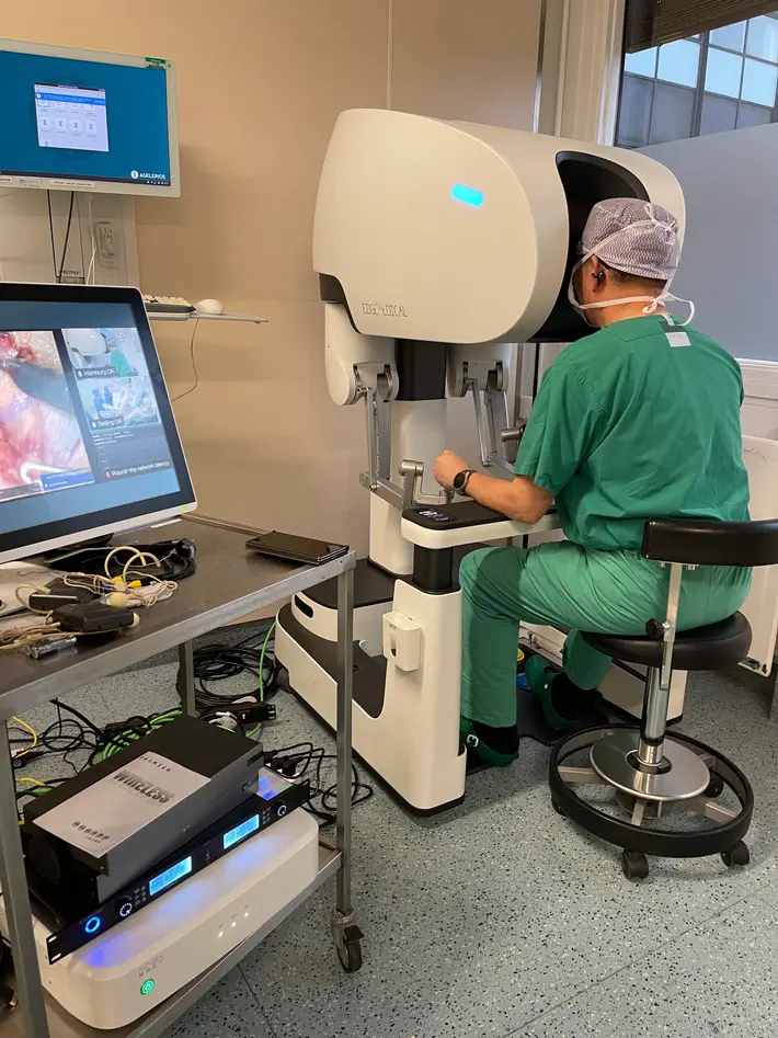 Prof. Lingwu Chen (Sun Yat-sen University, Guangzhou) operiert einen Patienten mit Prostatakrebs in Peking via Konsole aus der Asklepios Klinik Altona in Hamburg. (Foto: Asklepios) . Credits: Asklepios Kliniken GmbH & Co. KGaA