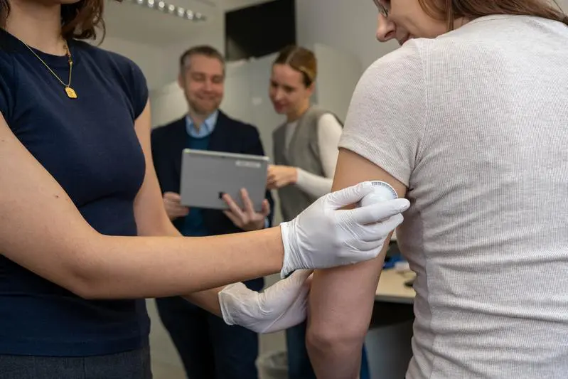 Über einen Glukosesensor am Oberarm erhoben die Forschenden kontinuierlich Daten zum Glukoseverlauf – die Basis, um Zusammenhänge zwischen Blutzucker, Hunger und Stimmung im Alltag sichtbar zu machen. | Quelle: A. Winkler | Copyright: Universitätsklinikum Bonn (UKB)