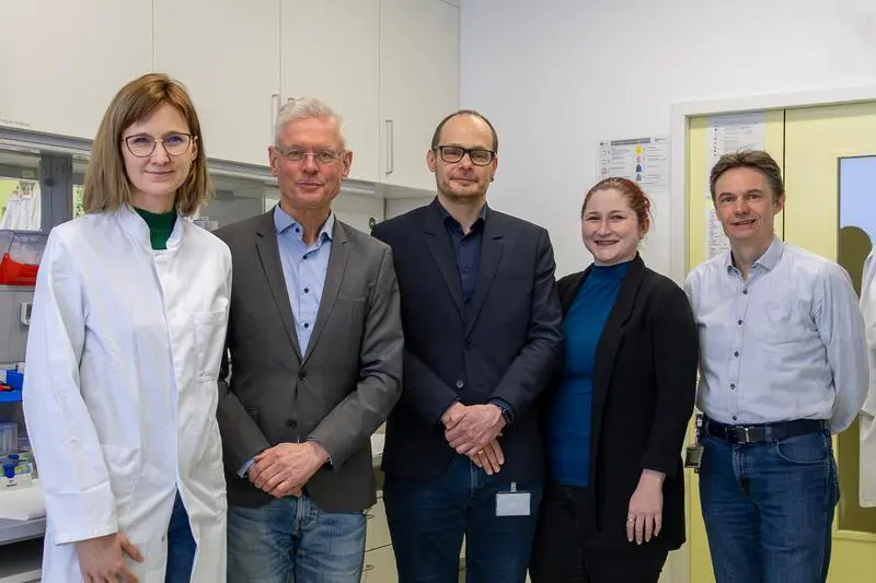 Das Forschungsteam um Prof. Dr. Greinacher: Dr. Linda Schönborn (v.li.), Prof. Dr. Andreas Greinacher, Prof. Dr. Thomas Thiele, Dr. Luisa Müller und Dipl.-Biol. Jan Wesche. | Quelle: Foto: UMG/Annina Rehbein | Copyright: Unimedizin Greifswald