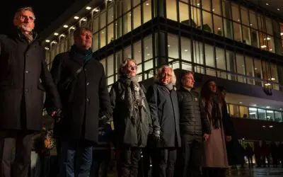 Dresden: Rund 5000 Menschen bilden Kette zum Gedenken an Bombardierung vor 81 Jahren