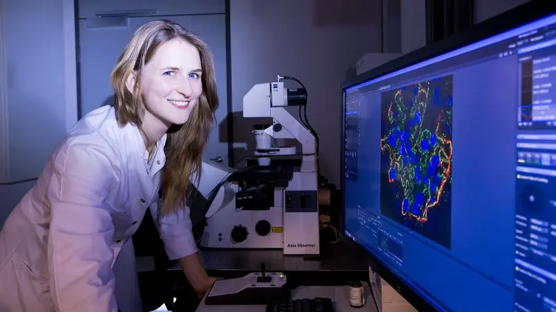 Dr. Felicitas Hengel im Labor | Quelle: Axel Kirchhof | Copyright: Universitätsklinikum Hamburg-Eppendorf (UKE)
