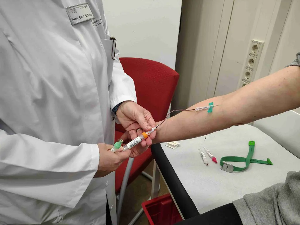 UMG Labormedizinerin und DGKL-Präsidiumsmitglied Prof. Dr. med. Julie Schanz bei der Blutentnahme von MedLabPortal-Redakteurin Marita Vollborn. Bildrechte/Credits: X-Press Journalistenbüro GbR