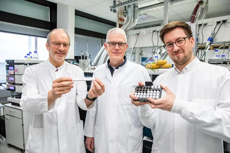 Haben die Rolle des Mikroproteins BRICK1 bei Herzinfarkt geklärt (von links): Prof. Dr. Andreas Pich, Prof. Dr. Kai Wollert und Dr. Felix Polten. | Copyright: Karin Kaiser/MHH