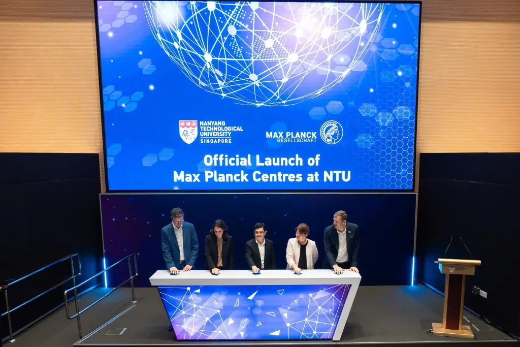 (von links nach rechts) Der Präsident der Max-Planck-Gesellschaft, Prof. Patrick Cramer; die deutsche Botschafterin in Singapur, Dr. Bettina Fanghänel; der Vorsitzende der National Research Foundation Singapur, Heng Swee Keat; die Vorsitzende des Kuratoriums der NTU, Goh Swee Chen; sowie der Vizepräsident und Provost der NTU, Prof. Christian Wolfrum. Bildnachweis: NTU Singapur