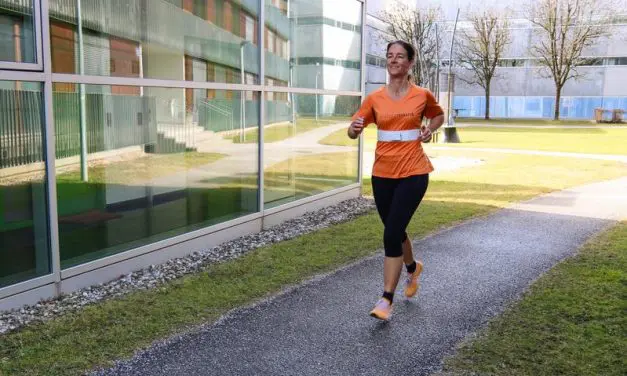 Intelligenter Sport-BH gibt akustisches Atemfeedback beim Laufen