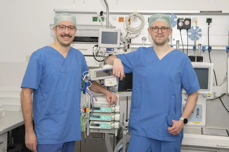 Ökologischen Fußabdruck der Anästhesie senken: (v. li.) Dr. Pascal Siegert und Dr. Florian Windler forschen zu Strategie gegen erhöhten Propofol-Abfall im OP. | Quelle: R. Müller | Copyright: Universitätsklinikum Bonn