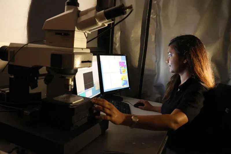 Aradhana Dwivedi führt im Labor am Leibniz-Institut für Photonische Technologien (Leibniz-IPHT) spektroskopische Messungen an den neu entwickelten Sensoroberflächen durch. | Quelle: Lavinia Meier-Ewert | Copyright: Leibniz-IPHT
