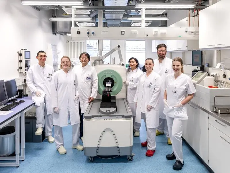 Prof. Dr. Takahiro Higuchi (3. v. links) und seine Arbeitsgruppe am DZHI Würzburg. | Quelle: Katrin Heyer | Copyright: UKW