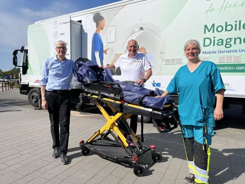 Prof. Dr. Klaus Faßbender, Axel Jung und die Ärztliche Leiterin der MGU, Silvia Rauen, (v.l.) vor dem LKW mit Hightech-Diagnostik, der vom 23. bis 25. Juni auf dem Hauptstadtkongress Medizin und Gesundheit in Berlin vorgestellt wird. | Quelle: Florian Preuß | Copyright: UKS