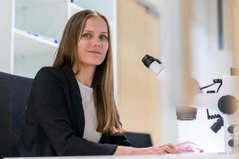 Doktorandin Lea Becker, Erstautorin der Studie, bereitet eine Probe für die Festkörper‑NMR‑Spektroskopie vor. | Quelle: © ISTA
