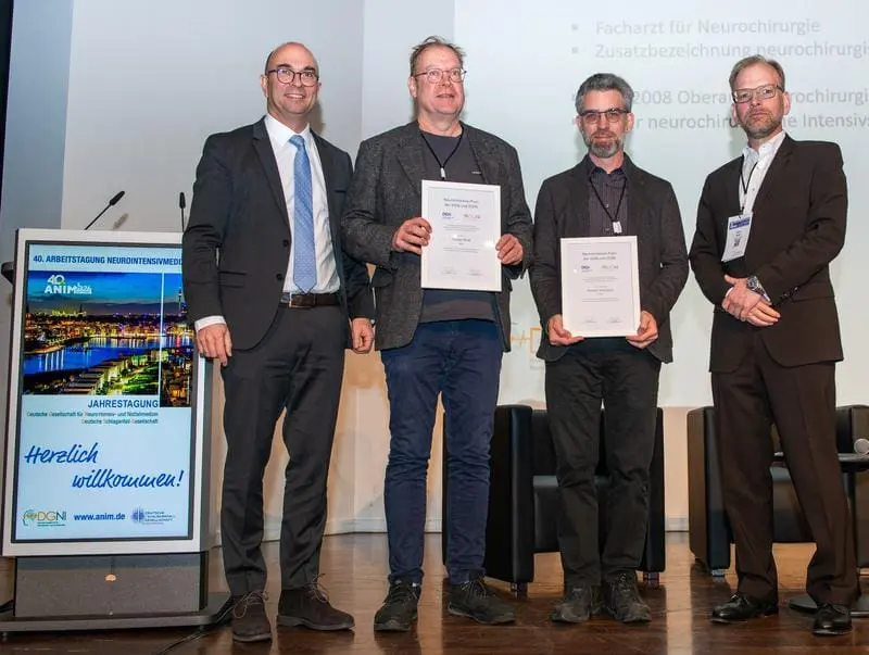 DGNI-Präsident Prof. Dr. Matthias Klein übergab zur ANIM 2026 den Neurointensivpreis der DGN und der DGNI an Prof. Dr. Patrick Schramm, Gießen, Marburg, und Dr. Stefan Wolf, Berlin. Tagungspräsident war Prof. Dr. Oliver Müller, Dortmund (v.l.n.r.) | Quelle: Helge Schubert | Copyright: Conventus