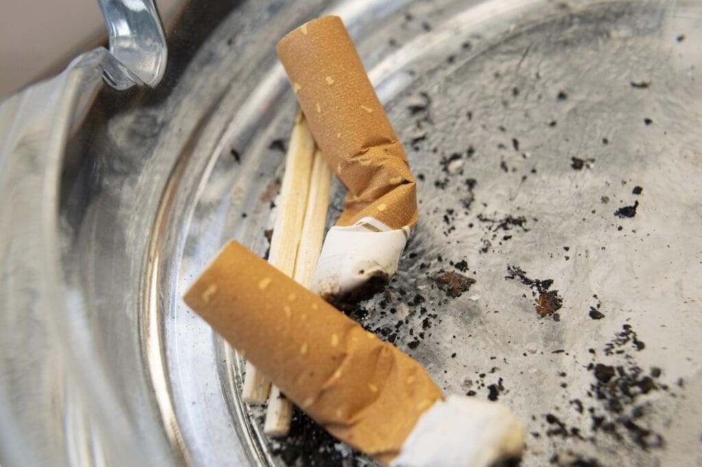 Smoking is not only one of the causes of stomach cancer, it also has a negative influence on the various cancer therapies. (Credits: pixabay) 