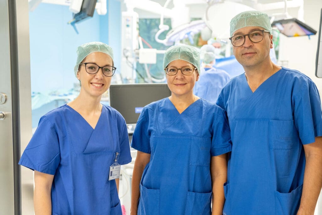Dr. Carolin Schröder, Prof. Dr. Dominique Könsgen-Mustea und Prof. Dr. Dr. Alexander Mustea, Direktor der Klinik für Gynäkologie (v.l.) führen die Operation mit dem DaVinci-System erfolgreich durch. (Credits/Copyright: Allessandro Winkler/Universitätsklinikum Bonn (UKB)