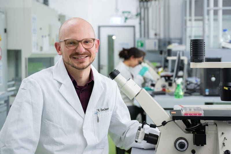 Professor des Jahres 2024: Prof. Dr. Michael Becker vom Fachbereich Chemie- und Biotechnologie der Hochschule Darmstadt gewinnt in der Kategorie Naturwissenschaften/Medizin | Quelle: Markus Schmidt | Copyright: Hochschule Darmstadt/Markus Schmidt |