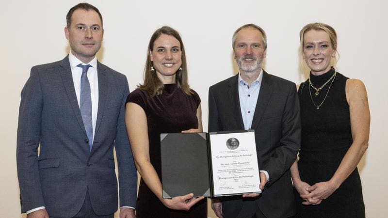 (v.l.n.r.): Andreas Hochgesand, Vorstandsvorsitzender der Hochgesand-Stiftung für Pathologie; Dr. Leonie Frauenfeld; Univ.-Prof. Dr. Wilfried Roth; Eva Hochgesand, Vorstandsmitglied der Stiftung | Quelle: Peter Pulkowski | Copyright: UM / Peter Pulkowski 
