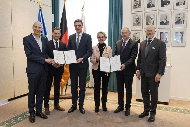 rof. Dr. Stephan Grill; Ministerpräsident Michael Kretschmer; Prof. Dr. Patrick Cramer; Prof. Dr. Ursula Staudinger; Dr. Dr. Michel Pairet; Christoph Boehringer (v.l.n.r.) | Quelle: Paweł Sosnowski