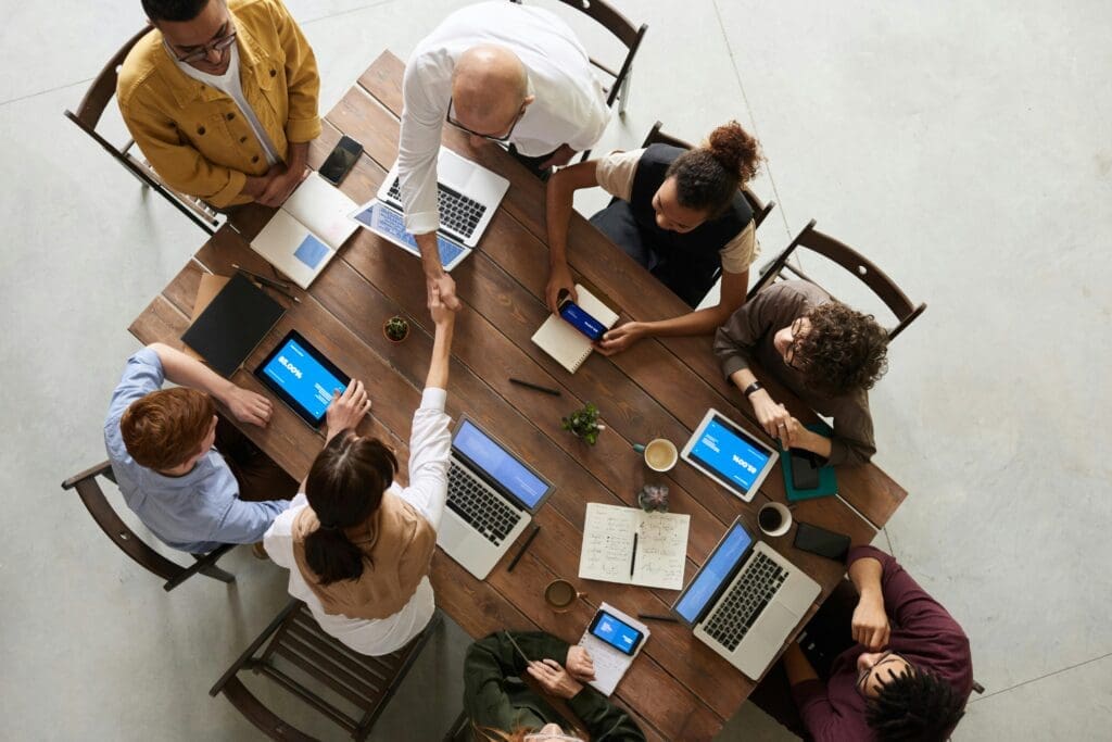In einem typischen Büro ist die Belastung mit Krankheitserregern eher gering. Abgesehen von Pandemien sind Übertragungswege für Krankheiten z.B. Türklinken, Tastaturen und Telefone. (Credits: pixabay)
