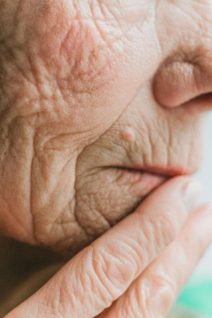 Etwa 400.000 Menschen in Deutschland leiden unter Parkinson. (Credits: SHVETS production/pexels)