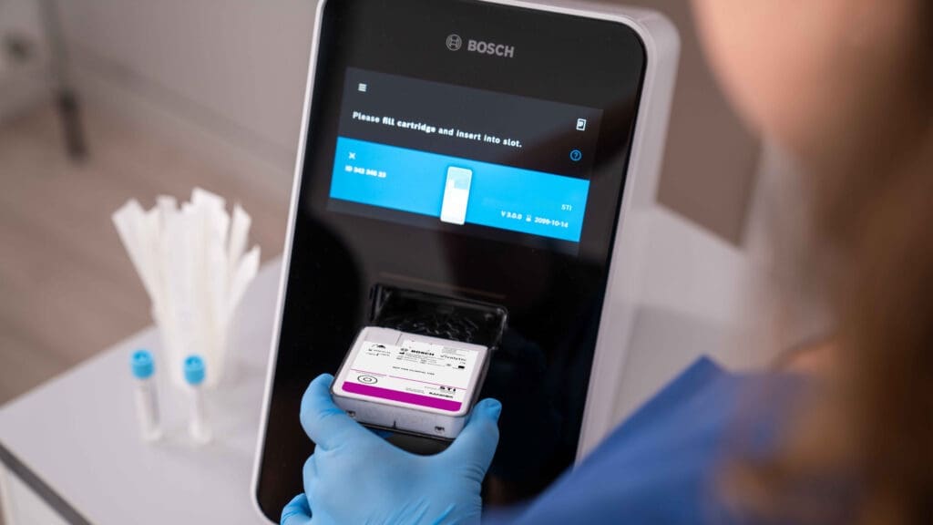 Die PCR Test-Kartusche wird in den Vivalytic Analyser eingeführt. Credits: Bosch Healthcare Solutions.