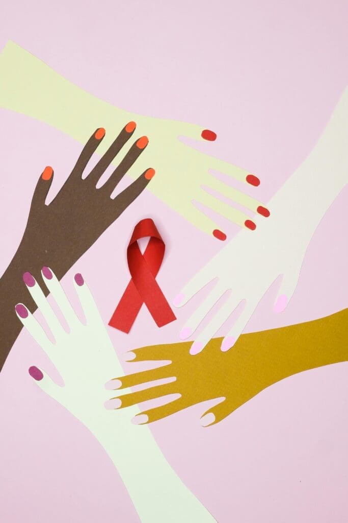 Auch wenn AIDS heute noch nicht heilbar ist, haben Kombinationstherapien die Lebenserwartung von Betroffenen verlängert und deren Lebensqualität erheblich verbessert. (Credits: Nadezhda Moryak/pexels)