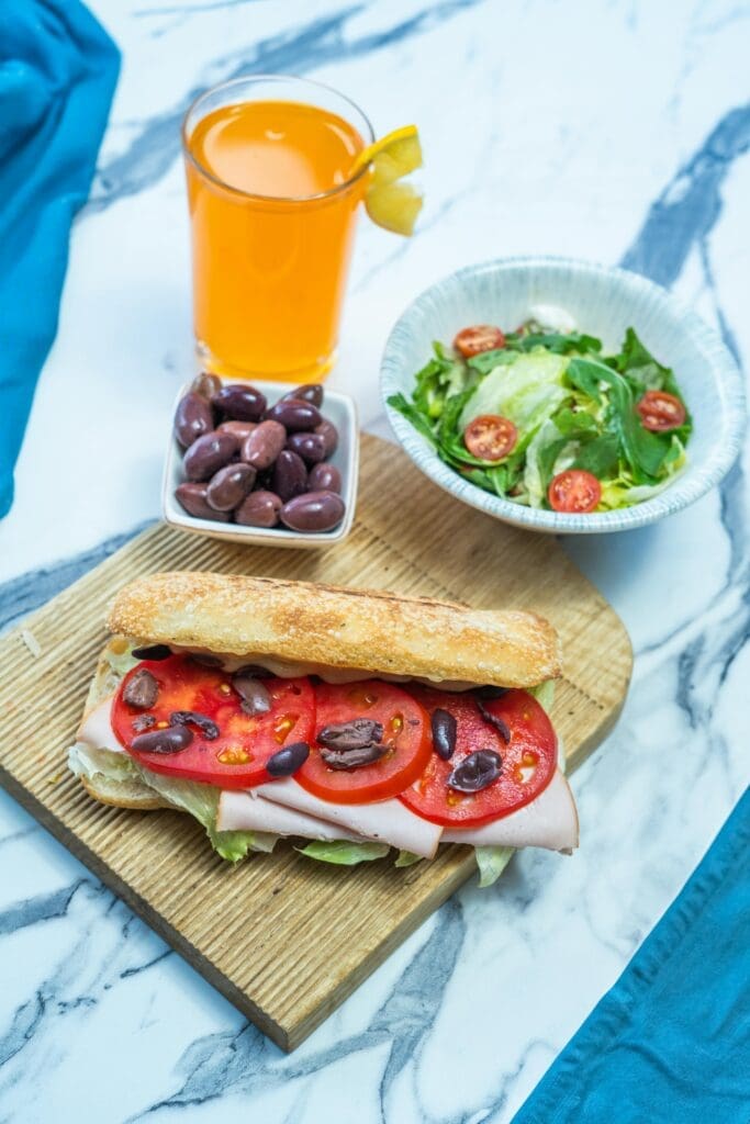 A healthy diet not only promotes the health of body and mind, it also forms the basis for sustainability in terms of climate, regional economy and resilience. (Credits: khezez/pexels). 