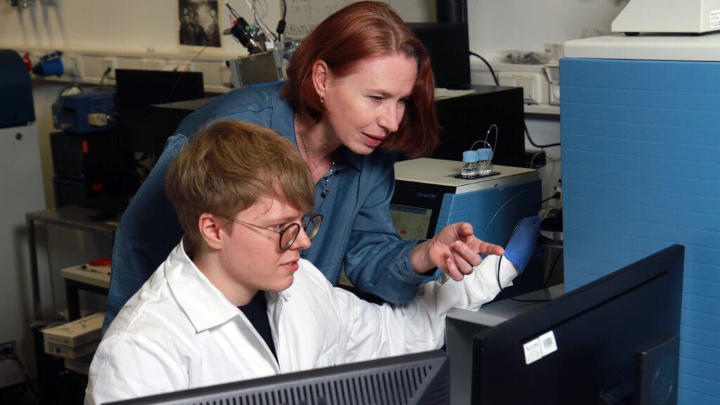 Die Massenspektrometrie, die für die Bestimmung der zellulären Proteinzusammensetzung essentiell ist, spielte bei diesem Projekt eine entscheidende Rolle. Hier untersuchen Professorin Zuzana Storchová und Doktorand Jan-Eric Bökenkamp entsprechende Daten. (Credits: Thomas Koziel)