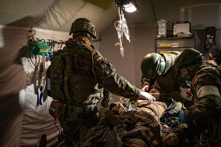 Soldaten versorgen in einer Luftlanderettungsstation einen verwundeten Soldaten in einer gestellten Szene während der Übung Kalter Sturm auf dem Truppenübungsplatz Oberlausitz, am 28.01.2025.
Credits: Bundeswehr/Mario Bähr
