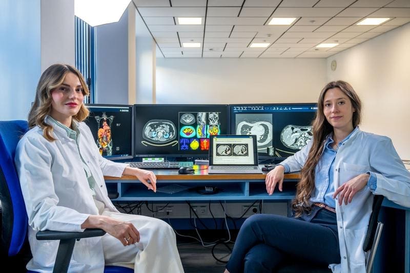 Ein Team um Dr. Lisa Steinhelfer (links) hatte festgestellt, dass bestimmte Krebstherapien die Nieren schädigen können. Gemeinsam mit Dr. Friederike Jungmann (r.) schildert sie, wie sich diese Schäden besonders früh vorhersagen lassen. | Quelle: Astrid Eckert / TUM