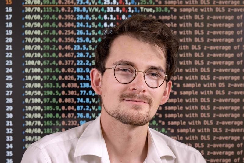 Dr. Kevin Jablonka untersucht an der Universität Jena die Leistungsfähigkeit von KI-Modellen bei chemischen Problemstellungen im Direktvergleich mit menschlichen Chemikerinnen und Chemikern. | Quelle: Foto: Jens Meyer/Uni Jena