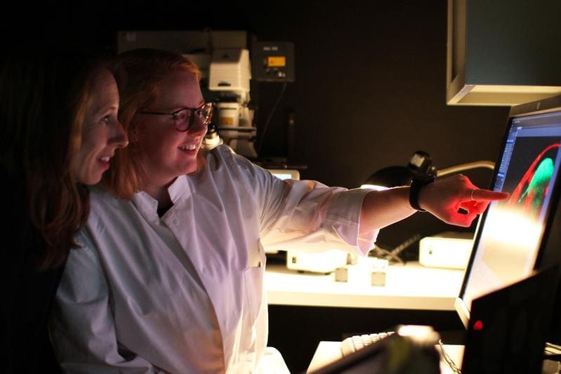 The research team led by Dr. Katja Dierking (left) and Dr. Lena Peters discovered that bacteria of the genus Pseudomonas produce sphingolipids that help protect the host from pathogens. | Source: Christian Urban, Kiel University