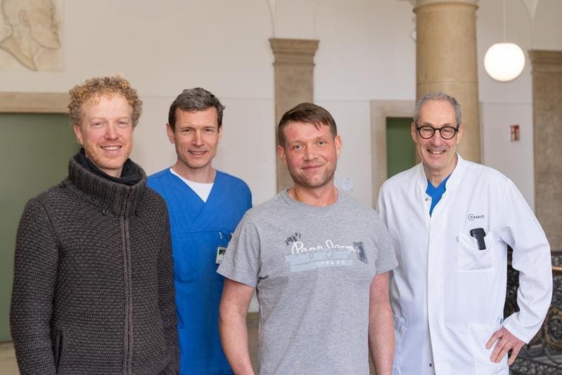 Kinderarzt PD Dr. med. Boris Schmitt, Oberarzt Dr. med. Peter Kramer, Patient Marcus L. und Klinikdirektor Prof. Dr. med. Felix Berger (von links nach rechts). | Copyright: DHZC/Gutbrod