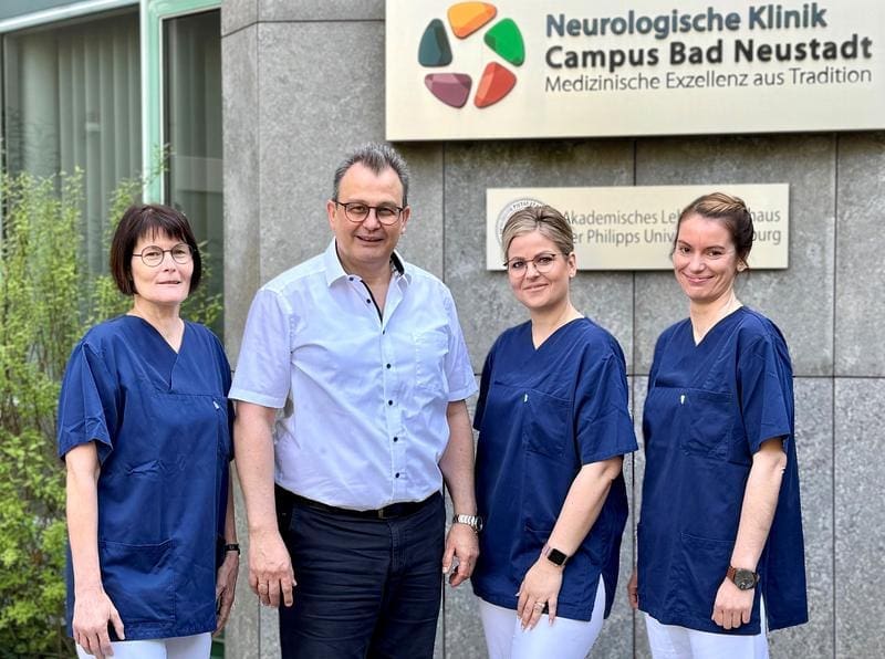 Das Team der Angehörigenberatung um Dr. Volker Ziegler, Chefarzt der Klinik für neurologische Frührehabilitation und neurologische Intensivmedizin am Rhön-Klinikum Campus Bad Neustadt: Heike Seeliger (l.), Julia Anding (2.v.r.) und Christina Schlegel (r) | Quelle: Katrin Schmitt | Copyright: © RHÖN-KLINIKUM Campus Bad Neustadt