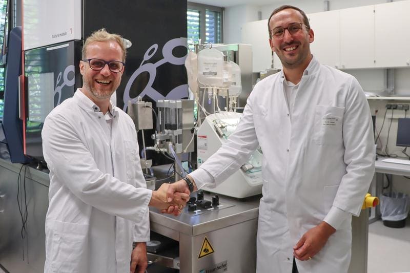 Production start directly at the site of treatment: Prof. Dr. Michael Hudecek, University Hospital Würzburg, and Dr. Bastian Nießing, Fraunhofer IPT, at the handover of the AIDPATH platform to its final place of use. | Copyright: Source: University Hospital Würzburg   