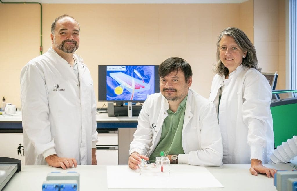 Fernando Benito, permanent doctoral student, Pablo Guevara, doctoral researcher and Lurdes Basabe, Ikerbasque professor. |Photo: Nuria González. EHU    