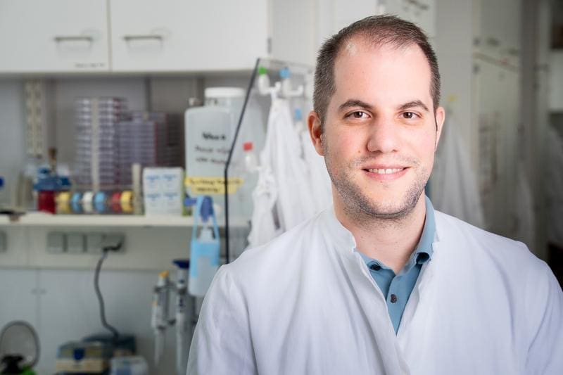 Dr. Andreas Pavlou, first author of the study, in the laboratory | Source: © TWINCORE/T. Damm