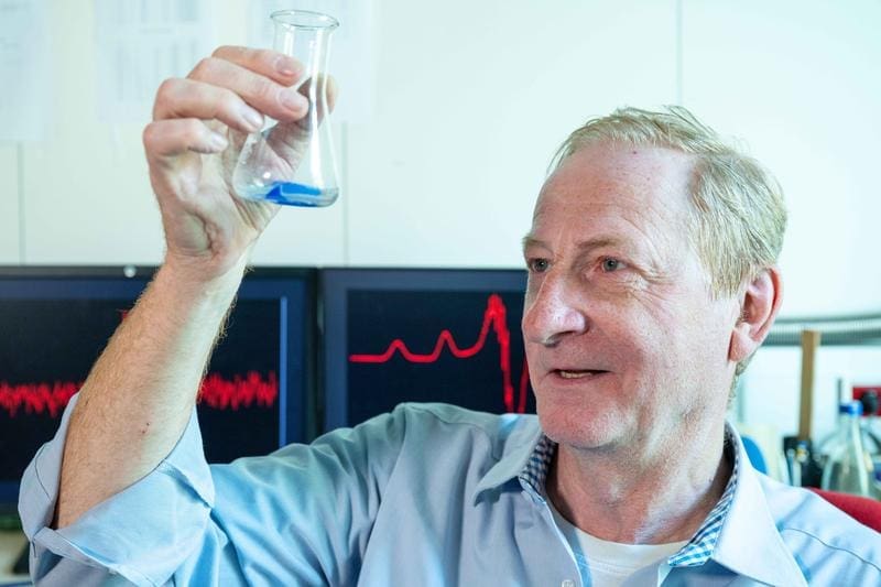 Project leader Prof. Dr. Winfried Plass from the Institute of Inorganic and Analytical Chemistry at the University of Jena looks at the crystal of a copper compound used by the team to investigate spin states in molecules. | Source: Photo: Nicole Nerger/University of Jena