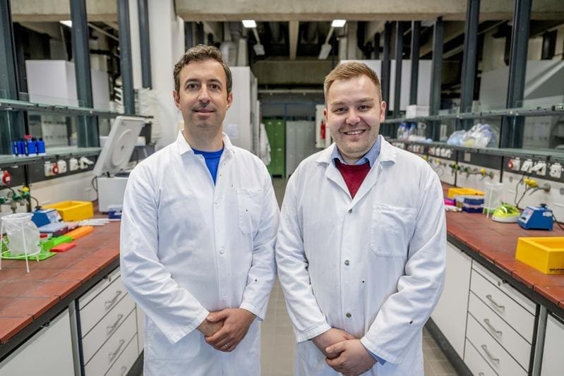 Carlos Plaza Sirvent from Medicine (left) and Johannes Karges from Chemistry worked together on the study. | Copyright: © RUB, Marquard