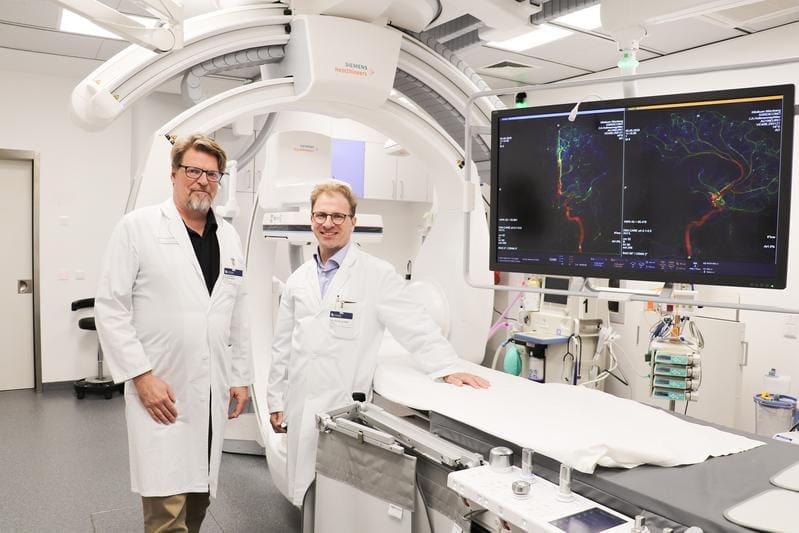 Die beiden Chefärzte Univ.-Prof. Dr. Jan Liman (re., Neurologie) und Dr. Markus Holtmannspötter (Neuroradiologie) wollen bei der Versorgung schwerer Schlaganfälle durch Umorganisation noch mehr Zeit gewinnen und so die Prognose verbessern. | Copyright: Klinikum Nürnberg
