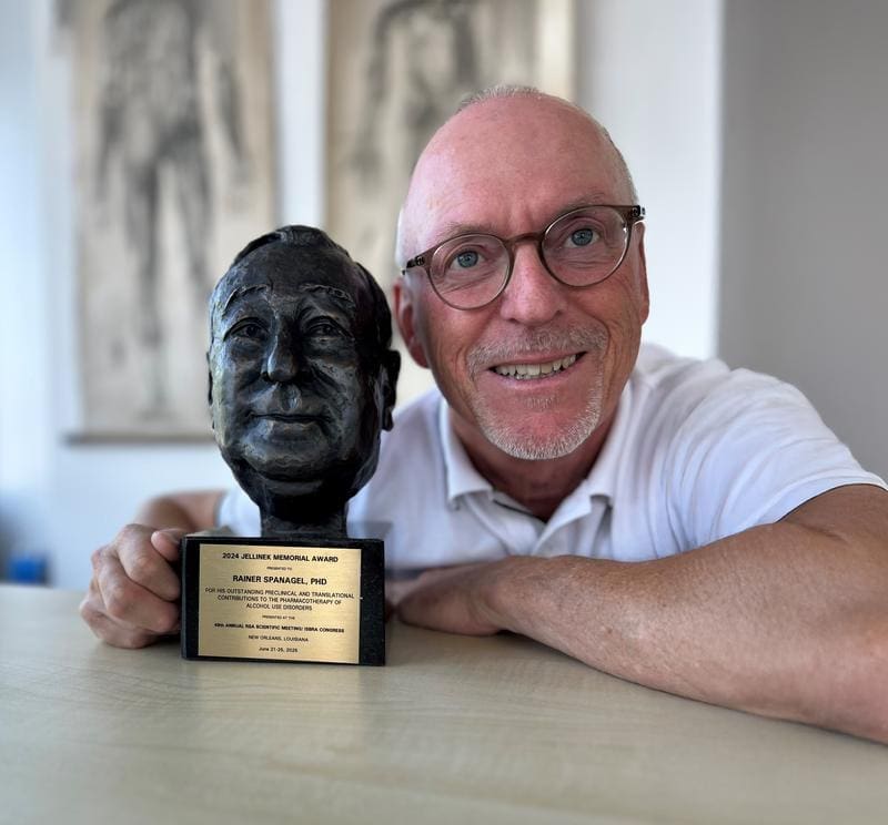 In addition to the prize money, Prof. Dr. Rainer Spanagel received a sculpture of the namesake. | Copyright: ZI