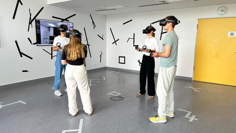 Medical students train the emergency treatment of a patient in the virtual shock room | Source: Photo: Daniela Stang | Copyright: Uni Ulm